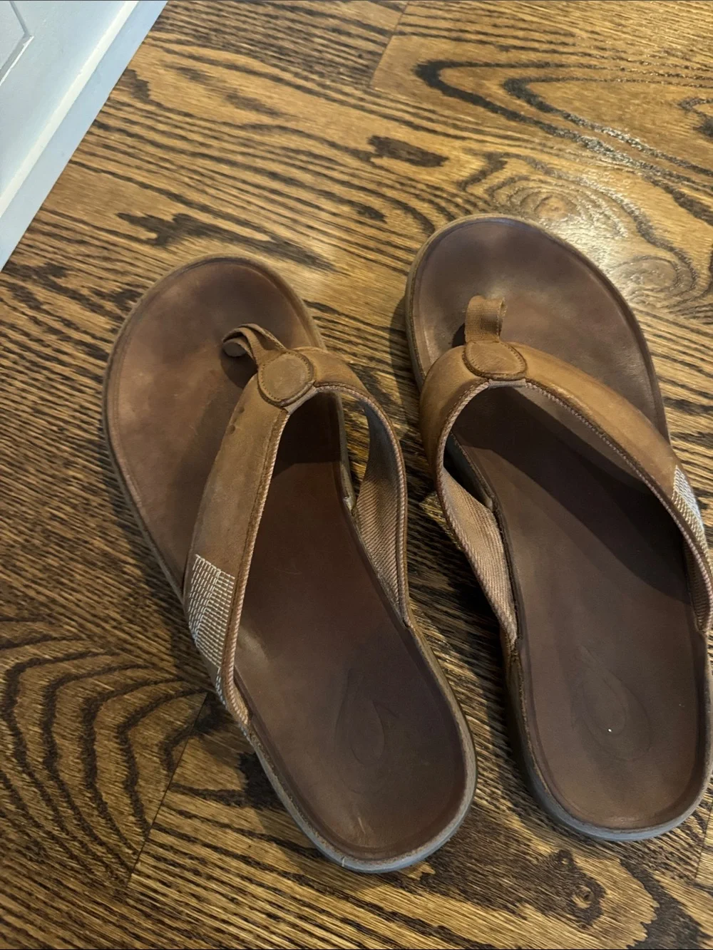 Men's OluKai Brown Leather Thong Sandals - Casual Slip-On Comfort